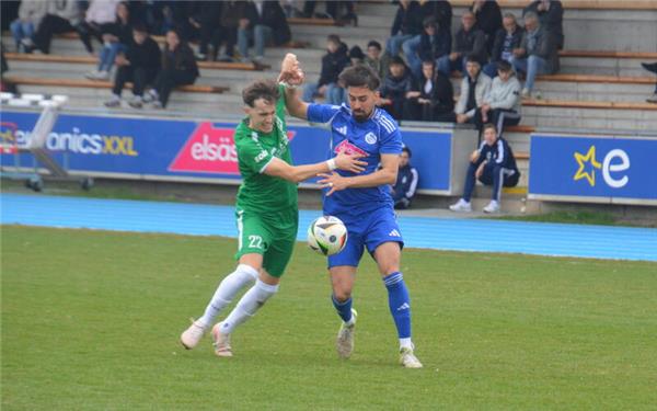 Mit Haken und Ösen: Maichingens Flügelflitzer Mario Ferrelli (links) und VfL-Verteidiger Hakan Kilinc lieferten sich einige interessante Zweikämpfe. GB-Foto: Zvizdiç