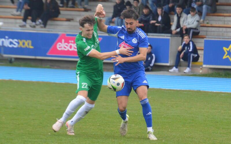 Mit Haken und Ösen: Maichingens Flügelflitzer Mario Ferrelli (links) und VfL-Verteidiger Hakan Kilinc lieferten sich einige interessante Zweikämpfe. GB-Foto: Zvizdiç