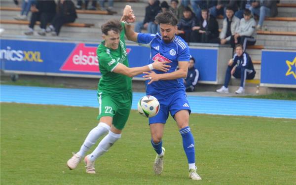 Mit Haken und Ösen: Maichingens Flügelflitzer Mario Ferrelli (links) und VfL-Verteidiger Hakan Kilinc lieferten sich einige interessante Zweikämpfe. GB-Foto: Zvizdiç