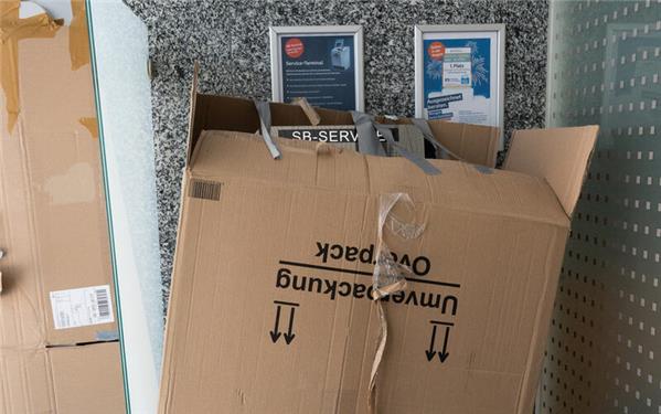 Mit Hammer die Bildschirme der Geldausgabeautomaten zertrümmert