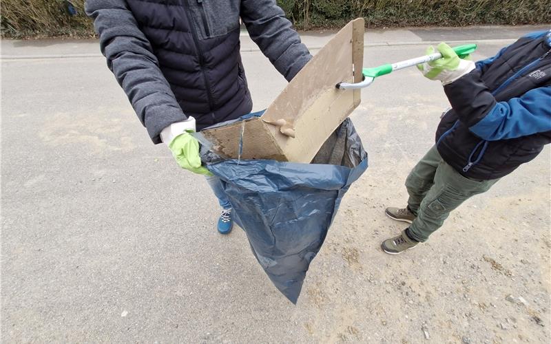 Mit Handschuhen, Müllsäcken und Greifzangen sind die Helfer bei der Markungsputzete im Einsatz.GB-Foto: gb