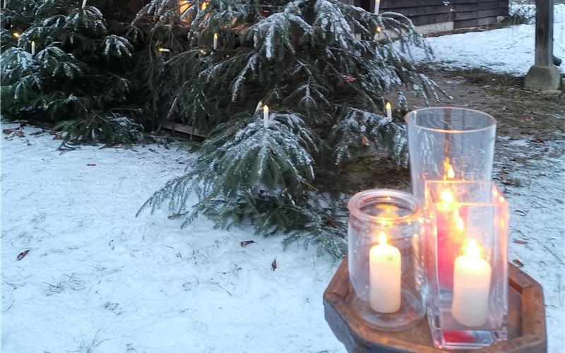 Mit Kreuz und Kerzen: Waldweihnacht an der Kohlhauhütte. GB-Foto: gb
