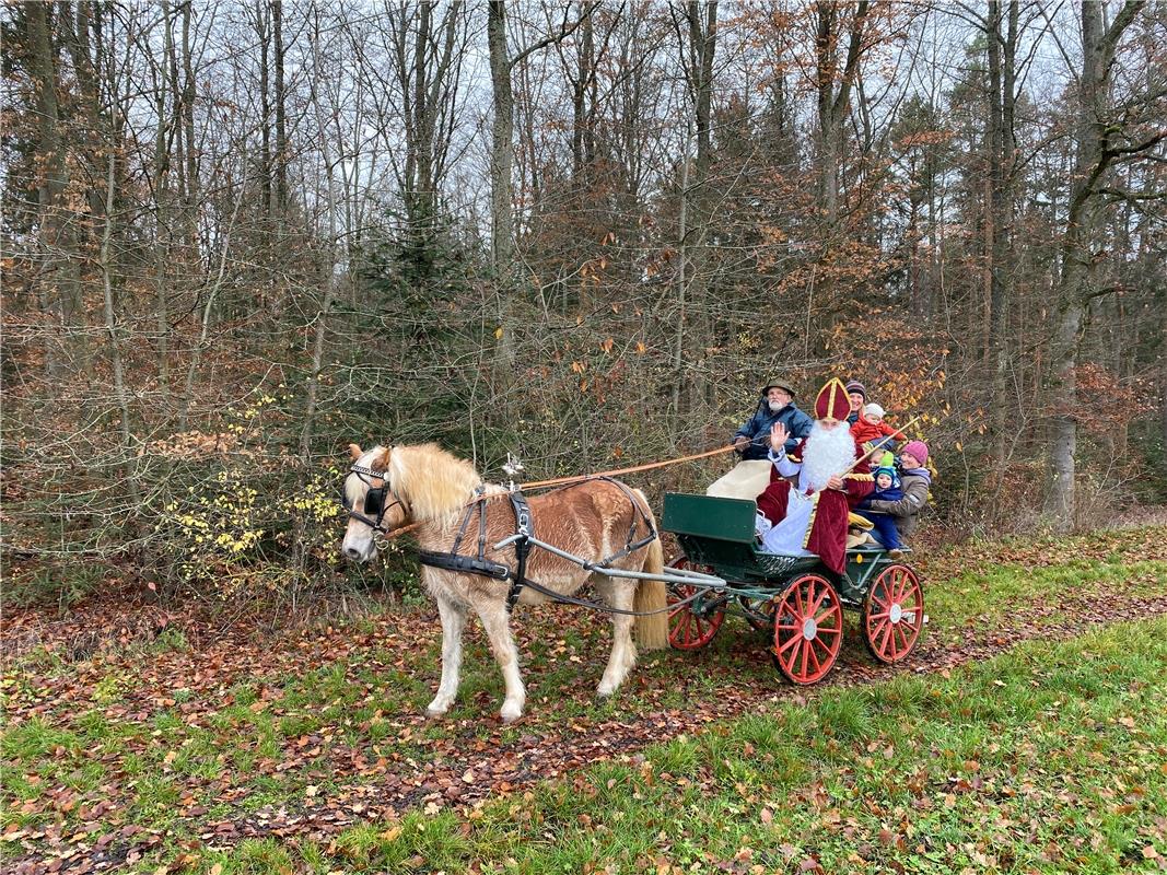 Mit Kutsche und Glockengeläut hat Walter Asch und Tochter Lisa den Nikolaus mit ...