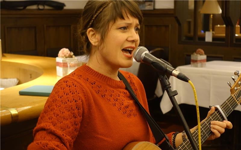 Mit „Meditation“, der Liebeserklärung an ihre Muttersprache, in der sie den Liedtitel mit „Gruaba“, das Baby mit „Butzele“ und Appetit auf Schokolade mit „Gluuschte auf a Schoklädle“ übersetzt, beginnt Elena Seeger ihr Programm. GB-Foto: gb