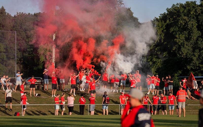 Mit Pyrotechnik etwas Stadionatmosphäre vermitteln: Das letztjährige Relegationsspiel in die Bezirksliga auf dem Sportplatz in Weilimdorf gewann der SV Nufringen mit 2:0 über den Türk. SV Herrenberg. GB-Foto: Eibner/Cornelius Mann