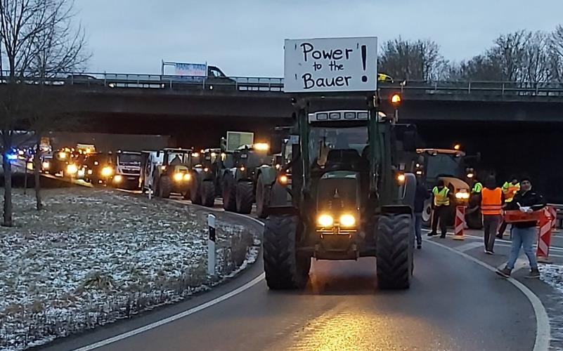 Mit Schildern, knatternden Traktoren und Hupen kämpfen die Bauern um ihren Berufszweig. In Gärtringen belagern sie die Autobahnauffahrt mit einer gigantischen Kolonne. GB-Fotos: gb