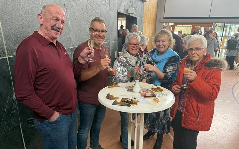 Mit Sekt und Häppchen begrüßten diese Nufringer Bürger und Bürgerinnen das neue Jahr. GB-Foto: Holzapfel