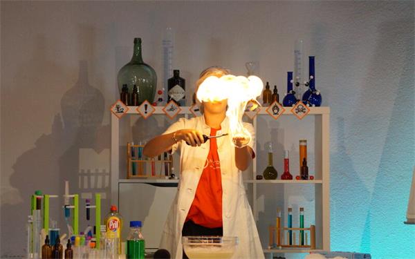 Mit Sicherheitsvorkehrungen und faszinierenden Experimenten begeisterte das Team der VIA Mötzingen die Kinder. GB-Foto: gb