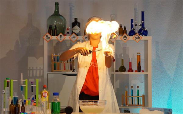 Mit Sicherheitsvorkehrungen und faszinierenden Experimenten begeisterte das Team der VIA Mötzingen die Kinder. GB-Foto: gb