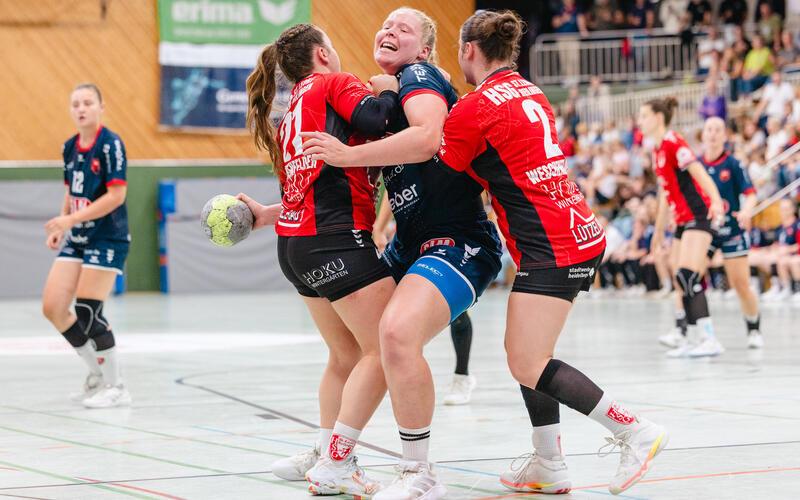 Mit Stefanie Rau (am Ball) soll sich die Durchschlagskraft des Angriffsspiels der SG H2Ku wieder erhöhen. GB-Foto: Eibner/Drofitsch