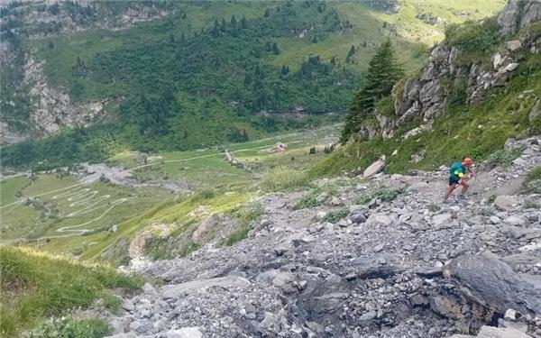 Mit Trekking-Stöcken durch steile Geröll-Landschaften: Gerald Rüschenpöhler (rechts unten) beim Aufstieg. GB-Fotos: gb