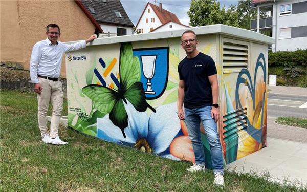 Mit Wappen: Bürgermeister Benjamin Finis und Kevin Schlund.GB-Foto: gb