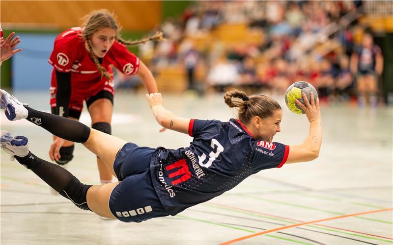 Mit akrobatischer Flugeinlage glänzt in dieser Szene Nadine Schäberle (SG H2Ku Herrenberg). GB-Foto: Eibner/Andreas Ulmer