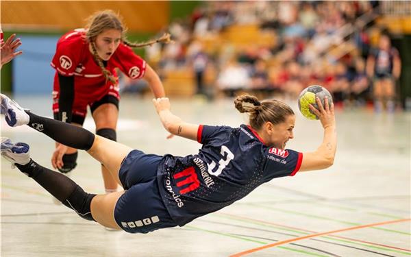 Mit akrobatischer Flugeinlage glänzt in dieser Szene Nadine Schäberle (SG H2Ku Herrenberg). GB-Foto: Eibner/Andreas Ulmer