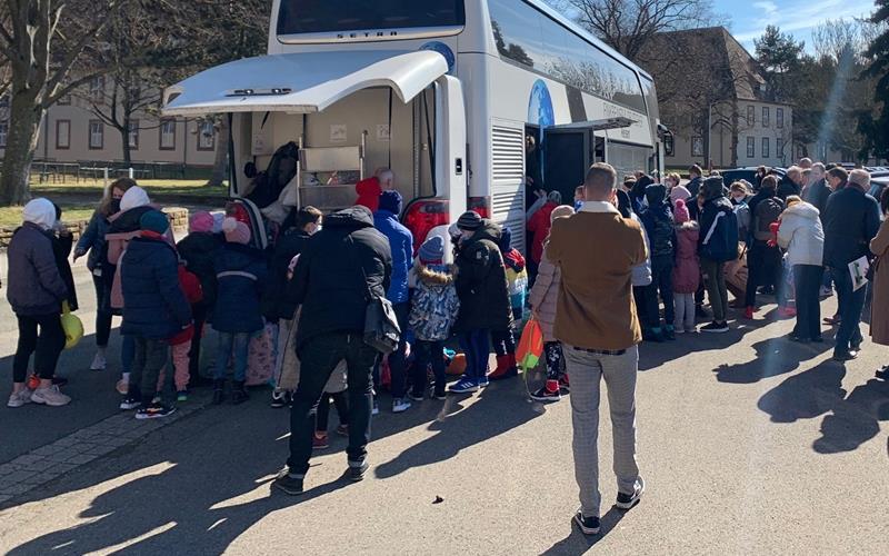 Ukrainische Heimkinder finden im Landkreis Böblingen neues Zuhause Mit dem Bus werden die Kinder aus dem ersten Zufluchtsort in Rumänien nach Böblingen gebrachtGB-Foto: gb