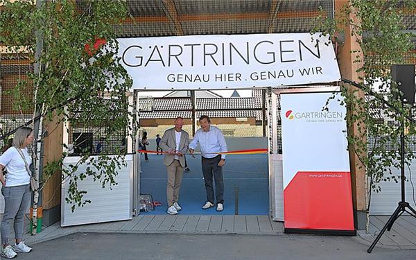 Mit dem Durchschneiden des Bandes am Eingang gaben Steffen Wörner (links), Konrektor der Ludwig-Uhland-Gemeinschaftsschule, und Bürgermeister Thomas Riesch den Weg für die Nutzung der neuen Halle frei.GB-Fotos: Karlheinz Reichert