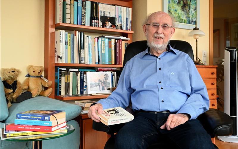 Mit dem Lesen von Biographien, Spaziergängen, Arbeit in Haus und Garten sowie Zeit mit der Familie hält sich Gunther Munz auch mit 90 Jahren noch fit. Der Wahl-Deckenpfronner und seine Frau Sigrid haben drei Kinder, vier Enkel und eine Urenkelin.GB-Foto: Holom