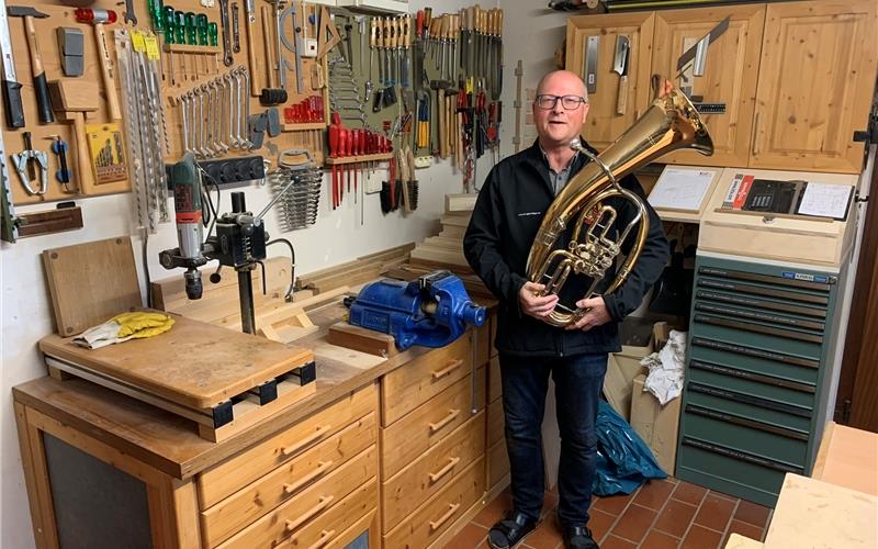 Mit dem Musikverein bereitet sich Thomas Hiesinger gerade auf das Jahresabschlusskonzert vor, das am 25. November in der katholischen Kirche zu hören sein wird. Hobbyschreiner ist er ganz nebenbei auch noch.GB-Foto: gb