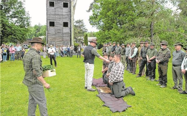 Mit dem traditionellen Jägerschlag werden die Absolventen feierlich in die Reihen der Jägerschaft aufgenommen. GB-Foto: Staber