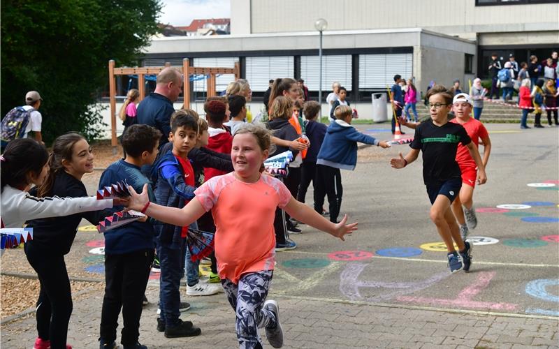 Runde um Runde dem Ziel näher Mit der Anfeuerung muss es klappen: Die Vogt-Heß-Schüler hängen sich beim Sponsorenlauf rein GB-Foto: Holom