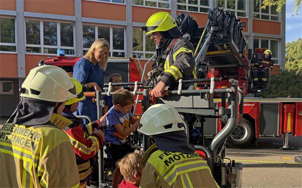 Mit der Drehleiter aus Nagold wurden mehrere Personen aus dem Obergeschoss der Grundschule gerettet. GB-Foto: Priestersbach