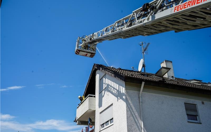 Haus nur noch teils bewohnbar Mit der Drehleiter bekämpfte die Feuerwehr am Samstag ein Feuer in einem Mehrfamilienhaus in der Kruppstraße in Sindelfingen-Darmsheim. GB-Foto: SDMG/Dettenmeyer