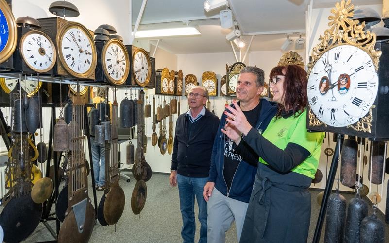 Mit der Zeit kennen sie sich aus: Thomas Götzl und Andrea Perschke mit ihrer Uhrensammlung.GB-Fotos: Vecsey