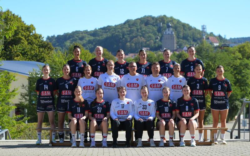 Mit diesem Team geht der Regionalliga-Aufsteiger SG H2Ku Herrenberg in die Saison 2026/27: (oberere Reihe von links) Shana Stäudle, Stefanie Rau, Sina Venth, Nora Allmendinger, Sandra Kußmaul, Anna Weingärtner, (mittlere Reihe von links) Sofia Brand, Laureen Kappus, Monika Lide (Torwart-Trainerin), Romy Kästner (Physio), Heiko Fleisch (Trainer), Denis Lide (Co-Trainer), Olga Backfisch (Betreuerin), Nadine Schäberle, Charlotte Leidner, (vordere Reihe von links) Anne-Sophie Huber, Sophy Lide, Alexandra Harm, Isabel Göhlich, Emma Schweizer, Saskia Schmidt. Eingeklinkt: Juliane Seidel (links unten) und Gabriela Istrati (links oben). GB-Fotos: Gebhardt