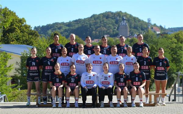 Mit diesem Team geht der Regionalliga-Aufsteiger SG H2Ku Herrenberg in die Saison 2026/27: (oberere Reihe von links) Shana Stäudle, Stefanie Rau, Sina Venth, Nora Allmendinger, Sandra Kußmaul, Anna Weingärtner, (mittlere Reihe von links) Sofia Brand, Laureen Kappus, Monika Lide (Torwart-Trainerin), Romy Kästner (Physio), Heiko Fleisch (Trainer), Denis Lide (Co-Trainer), Olga Backfisch (Betreuerin), Nadine Schäberle, Charlotte Leidner, (vordere Reihe von links) Anne-Sophie Huber, Sophy Lide, Alexandra Harm, Isabel Göhlich, Emma Schweizer, Saskia Schmidt. Eingeklinkt: Juliane Seidel (links unten) und Gabriela Istrati (links oben). GB-Fotos: Gebhardt