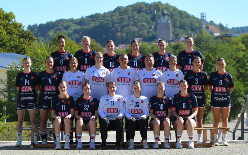 Mit diesem Team geht der Regionalliga-Aufsteiger SG H2Ku Herrenberg in die Saison 2026/27: (oberere Reihe von links) Shana Stäudle, Stefanie Rau, Sina Venth, Nora Allmendinger, Sandra Kußmaul, Anna Weingärtner, (mittlere Reihe von links) Sofia Brand, Laureen Kappus, Monika Lide (Torwart-Trainerin), Romy Kästner (Physio), Heiko Fleisch (Trainer), Denis Lide (Co-Trainer), Olga Backfisch (Betreuerin), Nadine Schäberle, Charlotte Leidner, (vordere Reihe von links) Anne-Sophie Huber, Sophy Lide, Alexandra Harm, Isabel Göhlich, Emma Schweizer, Saskia Schmidt. Eingeklinkt: Juliane Seidel (links unten) und Gabriela Istrati (links oben). GB-Fotos: Gebhardt