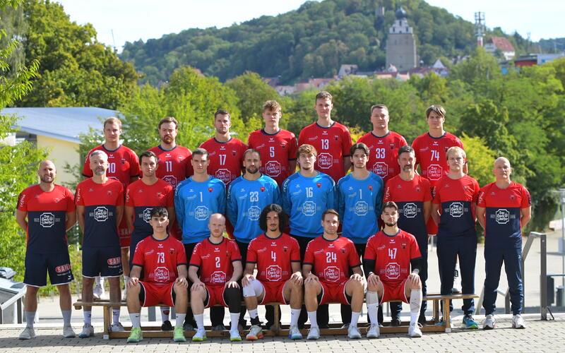 Mit diesem Team geht die SG H2Ku Herrenberg in die Saison – obere Reihe von links: Leon Fischer, Finn Böhm, Philipp Bietsch, Lennart Lohrer, Kenneth Stiegen, Sven Jacobs, Paul Lewe; mittlere Reihe von links: Marco Melo (Cheftrainer), Christian Dürner (Co-Trainer), Andreas Vogt (Torwarttrainer), David Herz, Sebastian Rica-Kovac, Nico Sauer, Felix Peter, Jürgen Beierlein (Physiotherapeut), Louis Meißner (Physiotherapeut), Helge Fallscheer (Physiotherapeut); vordere Reihe von links: Yanick Broß, Alexander Kohler, Luca Kälbly, Tim Frommer und Lukas Krebs. GB-Foto: Gebhardt