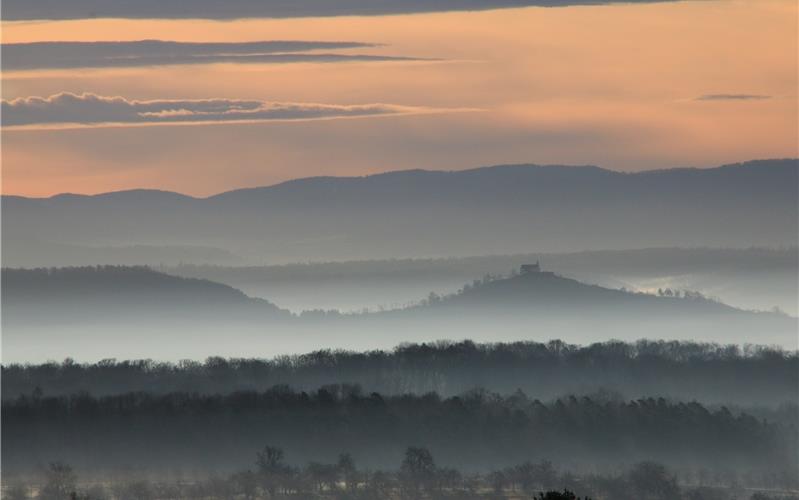 Aus dem Morgennebel steigt der Sieger empor