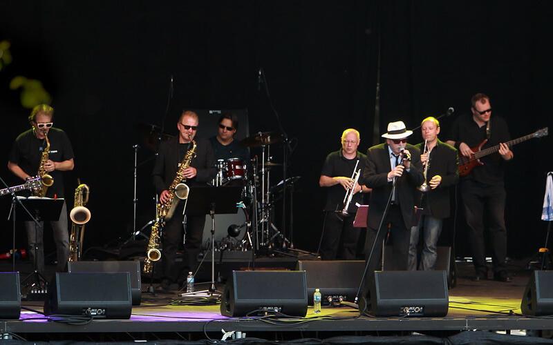 Mit drei Saxofonisten, Trompeter und Posaunist sind auch „Ernest and the Hemingways“ im Holz und Blech ganz ordentlich aufgestellt.GB-Foto: Kiehl