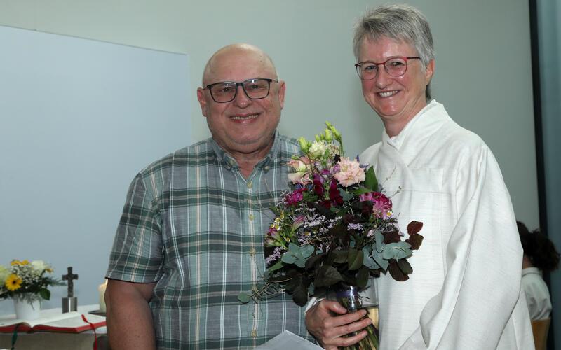 Mit einem Blumenstrauß und Dankesworten verabschiedete Michael Scholz als Vorsitzender des Kirchengemeinderates die scheidende Gemeindereferentin Simone Trapp. GB-Foto: Priestersbach
