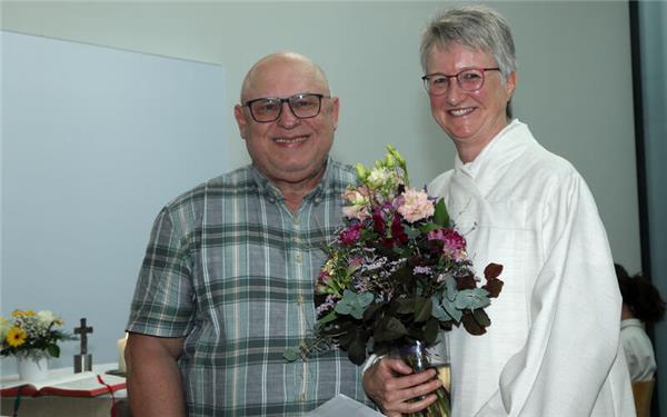 Mit einem Blumenstrauß und Dankesworten verabschiedete Michael Scholz als Vorsitzender des Kirchengemeinderates die scheidende Gemeindereferentin Simone Trapp. GB-Foto: Priestersbach