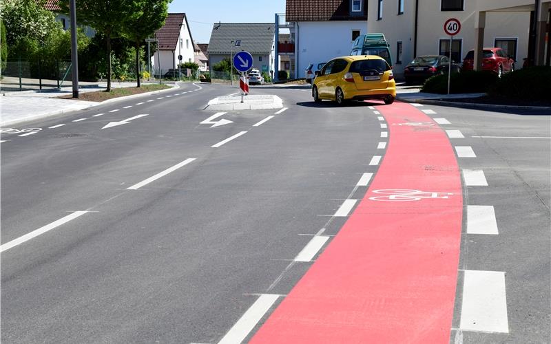 Die Ortsdurchfahrt ist fertig gebaut Mit einem Fahrradstreifen ist die Ortsdurchfahrt nun sicherer GB-Foto: Holom
