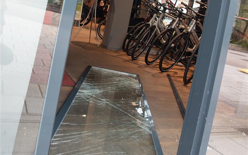 Fahrräder gestohlen im Wert von 100000 Euro Mit einem Gullideckel wurde die Eingangstür eingeschmissen. GB-Foto: Vecsey