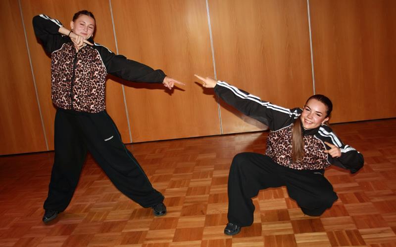 Mit einem Hip-Hop-Auftritt hat Supernovaz mit Noa Tsitrin (rechts) und Laura Faix den EM-Titel geholt. GB-Foto: gb