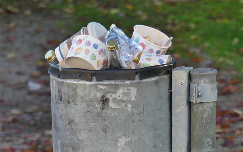 Mit einem Mülleimer aus Metall soll der Angeklagte zugeschlagen haben. GB-Foto: Julius - stock.adobe.com