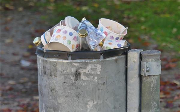 Mit einem Mülleimer aus Metall soll der Angeklagte zugeschlagen haben. GB-Foto: Julius - stock.adobe.com