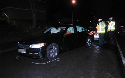 Mit einem Unfall endete die Flucht eines mit Haftbefehl gesuchten 25 Jahre alten Tatverdaechtigen am Donnerstagnachmittag (16.01.2025) in der Elsa-Brandstroem-Strasse in Boeblingen.Der 25-Jaehrige wird verdaechtigt am 28. Februar 2024 in Steinenbronn einen 33 Jahre alten Mann, vermutlich durch Schuesse mit einer Schusswaffe, leicht verletzt zu haben. Wir berichteten hierzu am 29. Februar 2024: https://www.presseportal.de/blaulicht/pm/110974/5725053.Aufgrund mangelnder Hinweise richteten sich die Ermittlungen der Kriminalpolizei des Polizeipraesidiums Ludwigsburg wegen versuchtem Mord zunaechst gegen Unbekannt. Im Sommer 2024 erhaertete sich der Verdacht, dass es sich bei dem 25 Jahre alte Mann um einen der Tatverdaechtigen handeln koennte. Auf Antrag der Staatsanwaltschaft Stuttgart erliess das Amtsgericht Stuttgart hierauf einen Durchsuchungsbeschluss sowie einen Haftbefehl gegen den 25-Jaehrigen. Der Tatverdaechtige konnte jedoch nicht festgestellt werden, da er die Flucht ergriffen hatte.Am Donnerstag (16.01.2025) fuehrte nun das Zollfahndungsamt Stuttgart im Rahmen eines Ermittlungsverfahrens in anderer Sache Massnahmen im Landkreis Boeblingen durch. Im Zuge dessen kamen die Einsatzkraefte der Zollfahndung dem 25-Jaehrigen auf die Spur. Sie alarmierten in der Folge die Kriminalpolizei des Polizeipraesidiums Ludwigsburg. In der Elsa-Brandstroem-Strasse sollte der 25-Jaehrige, der gemeinsam mit einem 26-jaehrigen Beifahrer in einem BMW unterwegs war, gestoppt werden. Da der 25-Jaehrige abermals die Flucht ergreifen wollte, kam es gegen 16.40 Uhr zu einem Unfall. An diesem waren der Tatverdaechtige sowie zwei mit Einsatzkraeften des Zollfahndungsamt Stuttgart besetzte Dienstwagen beteiligt. Zwei Beamte der Zollfahndung erlitten hierbei leichte Verletzungen. Sie mussten in Krankenhaeuser gebracht werden. Der BMW des Tatverdaechtigen und ein Dienstwagen waren nicht mehr fahrbereit und wurden abgeschleppt. Der entstandene Sachschaden belaeuft sich auf etwa 23.000 Euro.Der 25 Jahre alte, deutsche Tatverdaechtige wurde festgenommen und am Freitagmittag (17.01.2025) dem zustaendigen Haftrichter beim Amtsgericht Stuttgart vorgefuehrt. Dieser setzte den bereits erlassenen Haftbefehl in Vollzug und wies ihn in eine Justizvollzugsanstalt ein. Die Ermittlungen dauern an.