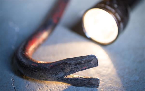 Mit einem Werkzeug hebelten die Täter den Automat auf und stahlen Zigaretten sowie Bargeld. GB-Foto: Adobe/Schwier