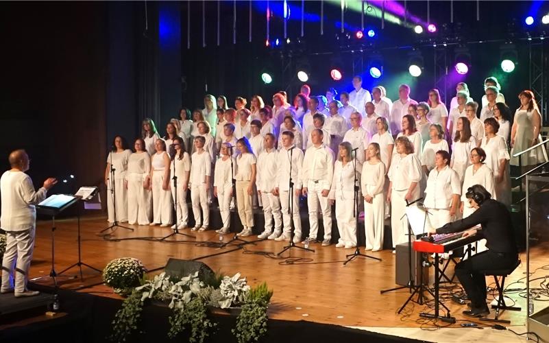Mit einem himmlischen Konzert treten „Voices ltd.“ in der Herrenberger Stadthalle auf.GB-Foto: Straub