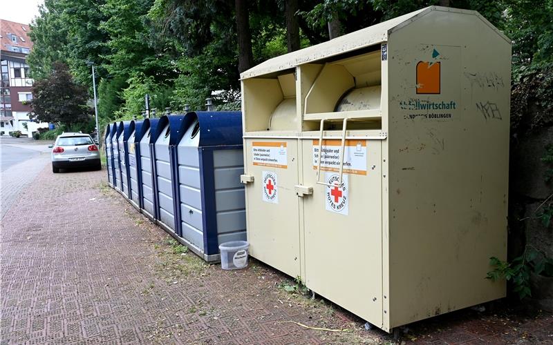 Mit einem weiteren Altkleidercontainer in der Speckgasse soll das Ablegen von Klamotten neben den Containern beendet werden. GB-Foto: Holom