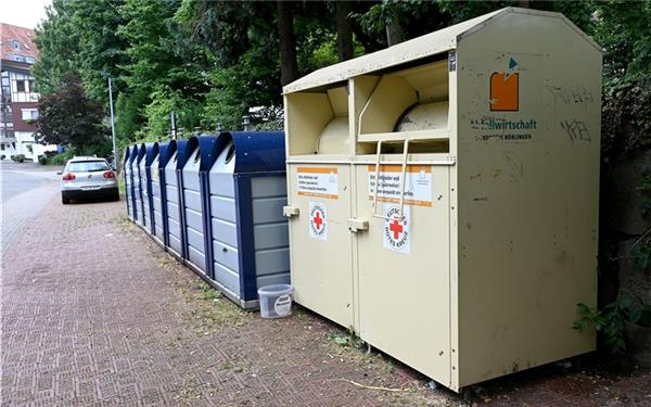 Mit einem weiteren Altkleidercontainer in der Speckgasse soll das Ablegen von Klamotten neben den Containern beendet werden. GB-Foto: Holom