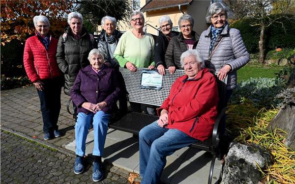Mit einer Bank möchten die Nufringer Landfrauen in der Alten Gärtringer Straße an ihre Existenz erinnern (hinten, von links): Priska Rau, Christa Pfann, Leni Gfrörer, Christine Henne, Rose Widmann, Gisela Schade und Helga Idler sowie vorne (von links): Lina Marquardt und Ilse Brehm. GB-Foto: Holom
