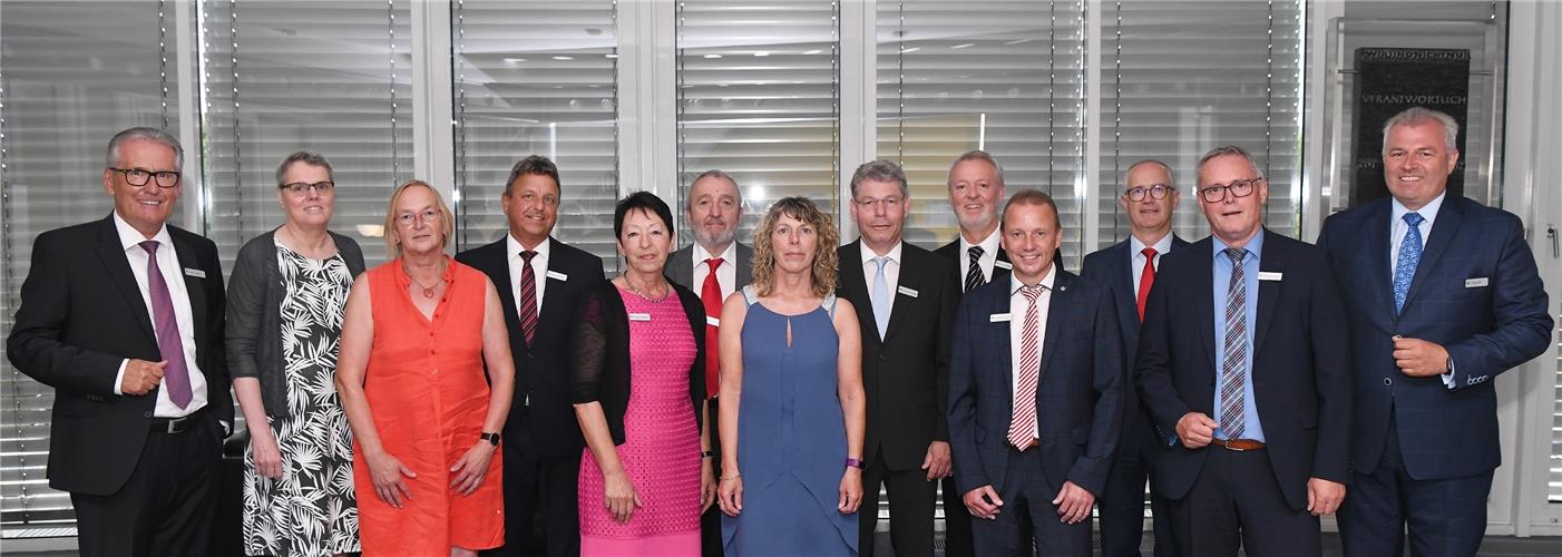 voba Mit einer Jubiläumsfeierdankte die Volksbank Herrenberg-Nagold-Rottenburg ihren langjährigen Mitarbeitern für ihr Engagement. Insgesamt 28 Mitarbeiter begehen in diesem Jahr ihr 40- und 25-jähriges Betriebsjubiläum. Als Zeichen der Wertschätzung und des Dankes erhalten die Jubilare von der Bank einen Geldbetrag sowie Sonderurlaub. Die 11 Mitarbeiter mit 40-jährigem Betriebsjubiläum erhielten die Ehrenurkunde der Industrie- und Handelskammer für langjährige Betriebszugehörigkeit sowie eine Ehrenurkunde des Ministerpräsidenten des Landes Baden-Württemberg: Luise Bieryt, Franz Napholz, Joachim Groß, Thomas Hüther, Helga Kegreiß, Roland Maier, Thomas Prokein, Karl-Heinz Riegger, Werner Rilka, Regine Rinderknecht, Melanie Sattler, 17 Mitarbeiter, die seit 25 Jahren für die Bank tätig sind, erhielten die Ehrenurkunde der Industrie- und Handelskammer für langjährige Betriebszugehörigkeit: Sandra Brodrecht, Claudia Frommer, Monika Fuchs, Sandra Geiger, Stefan Häußler, Dieter Heck, Andrea Katz, Karin Kienzle, Daniela Lörcher, Irmgard Moser, Dirk Pfeffer, Cornelia Powill, Silke Roth, Betina Schäuble, Silvia Schmitt, Matthias Schorpp, Edith Szabo.-gb-
