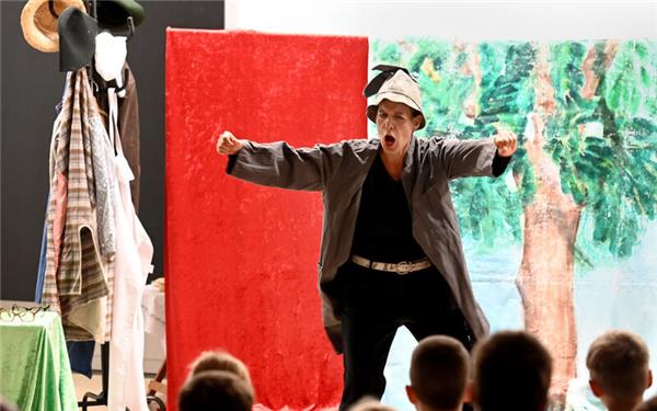 Mit einfachen Mitteln zieht Renate Großmann – hier als Esel der „Bremer Stadtmusikanten“ – die Kinder in ihren Bann. GB-Foto: Holom