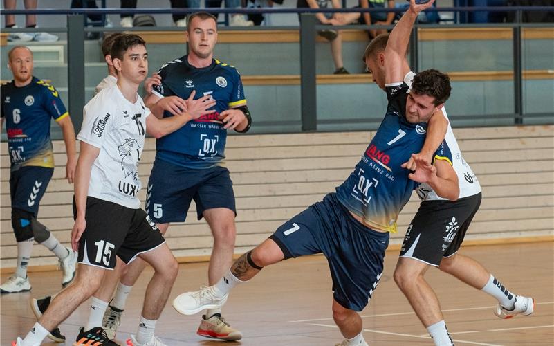 Mit harten Bandagen wird Marco Krauß (Nr. 7), Spielmacher der SG AmmerGäu von der SG Hirsau/Calw/Bad Liebenzell, am Abschluss gehindert. GB-Foto: Vecsey