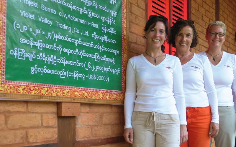 Mit ihrem Projektverein unterstützen Tina Werringloer (links), Marion Mück (Mitte) und Gunver Werringloer Menschen in Myanmar. Derzeit wird Aufbauhilfe für Burmesen am Inle-See geleistet, wo Häuser und Infrastruktur nach dem Erdbeben 2025 erneuert werden mussten. Gelebt und gearbeitet wird dort im See selbst. GB-Fotos: Projekt Burma